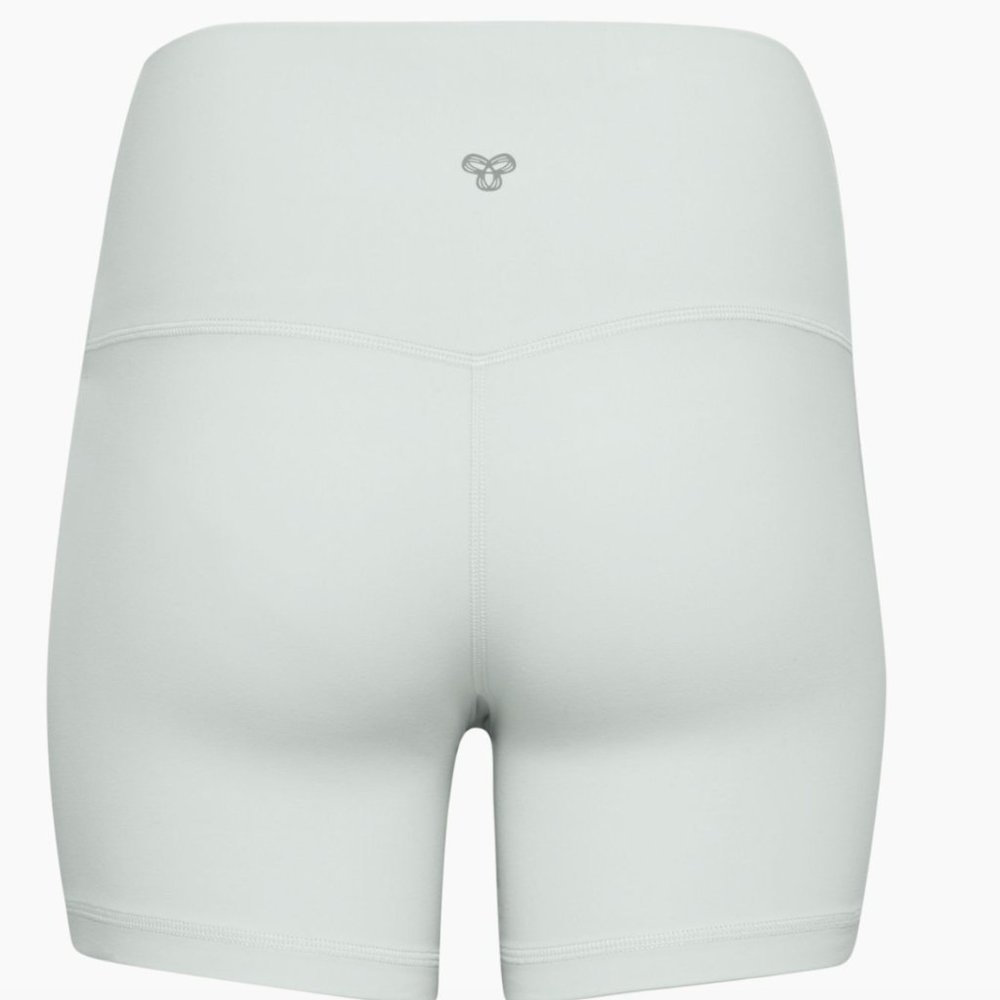 Aritzia TnaBUTTER™ Cheeky Hi-Rise 5" Short - Size Small